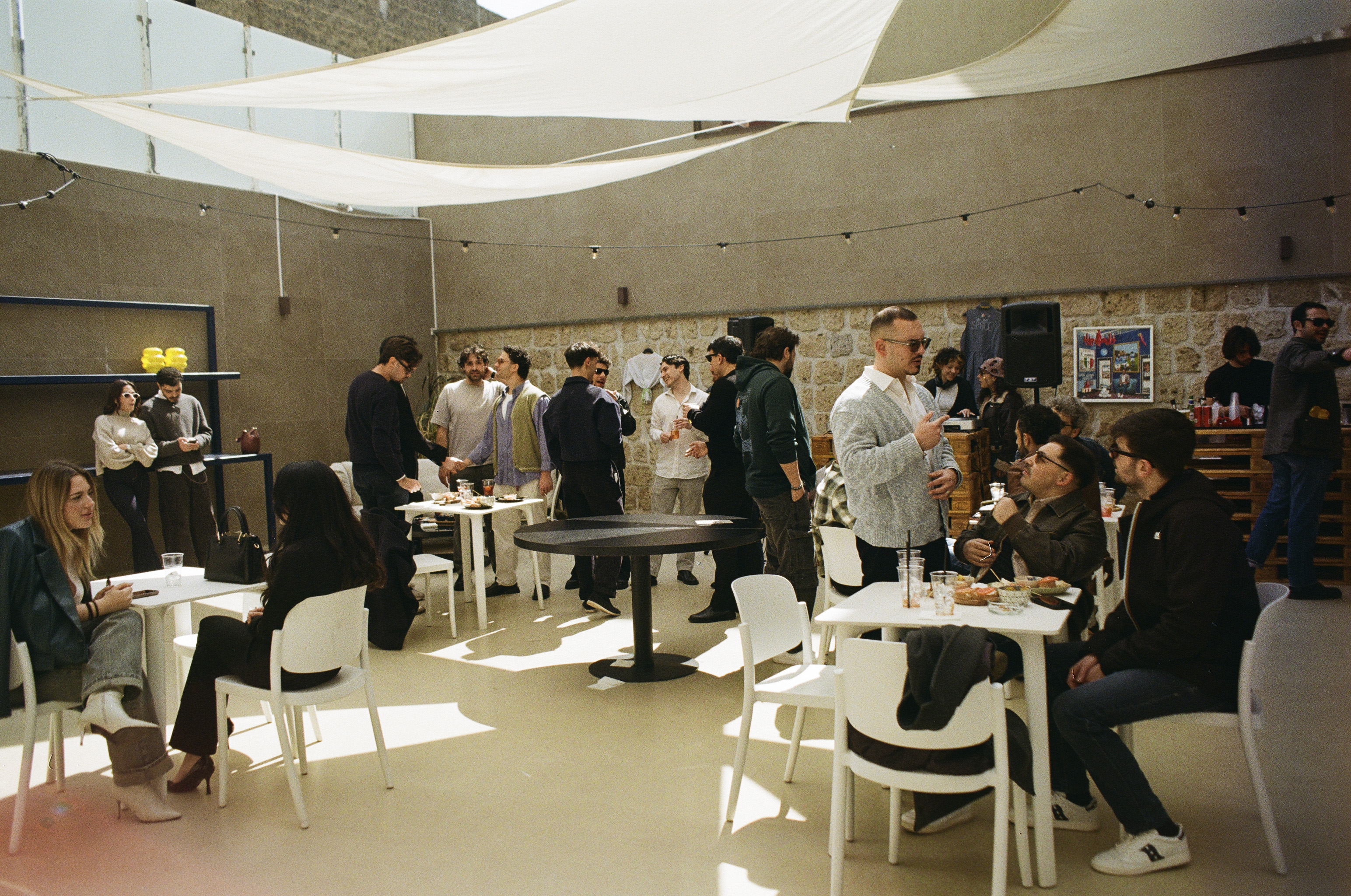 Clienti nell'area esterna di Blu Temporary Vibes